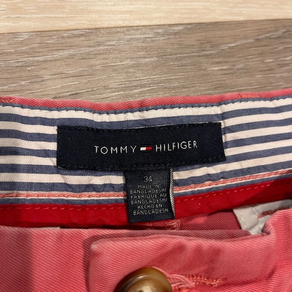 Mens Tommy Hilifiger Khaki Shorts Size 34 Pink Salmon Like New Fancy Button Belt - Picture 3 of 3